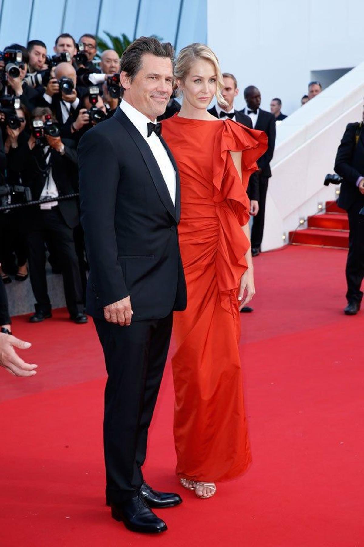 Josh Brolin y su prometida Kathryn Boyd en el estreno de 'Sicario' en el Festival de Cine de Cannes