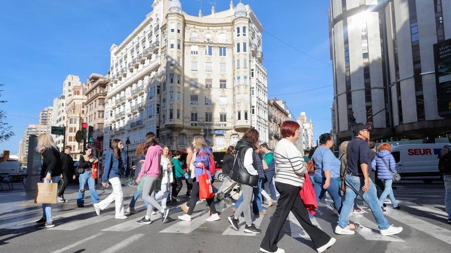 El Black Friday se anticipa en el centro de València con centenares de compradores