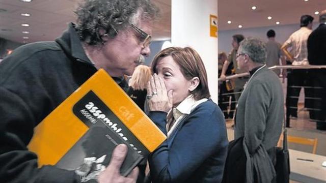 La presidenta de la Assemblea, Carme Forcadell, conversa con el diputado de ERC en el Congreso Joan Tardà, ayer en la Fira de Cornellà.