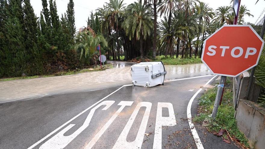 El barranco de San Antón en Elche se desborda en la carretera de Santa Pola
