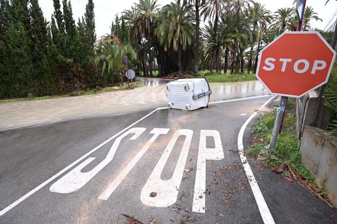 El barranco de San Antón en Elche se desborda en la carretera de Santa Pola