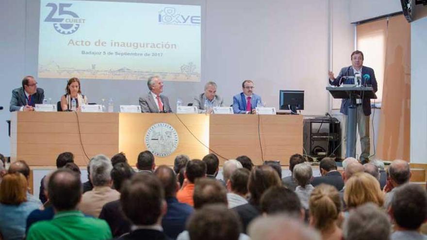 Vara destaca la transformación de la UEx para afrontar los cambios de la sociedad