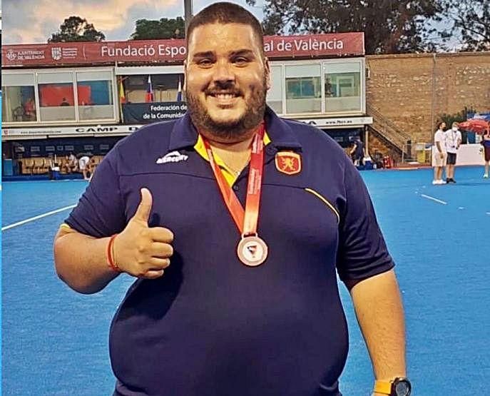 El entrenador David Quintana, con su medalla de bronce. | | LP/DLP