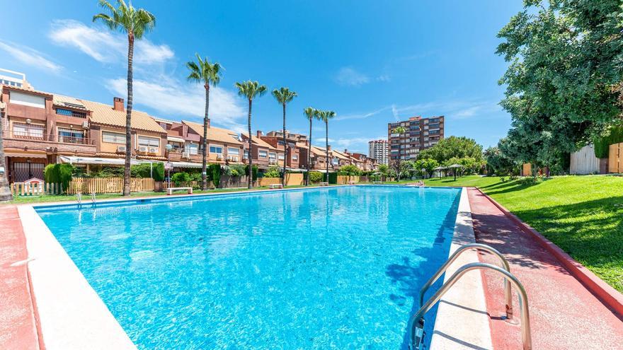 Por menos de 340.000 euros puedes tener este piso con piscina en Alicante