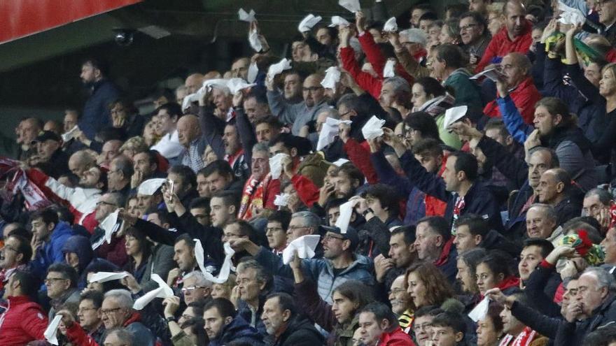 La afición saca pañuelos blancos durante el encuentro del Sporting de Gijón frente al Córdoba