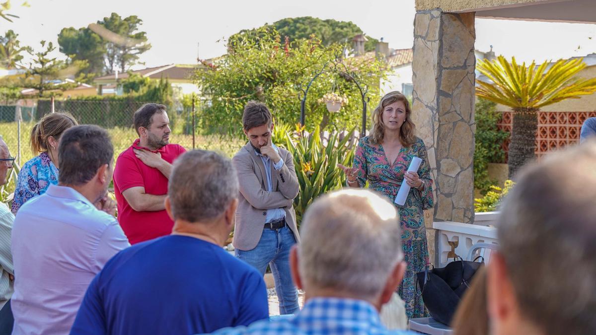 Marco, López, Navarro y Ribera en una reunión con vecinos de la Marjaleria.