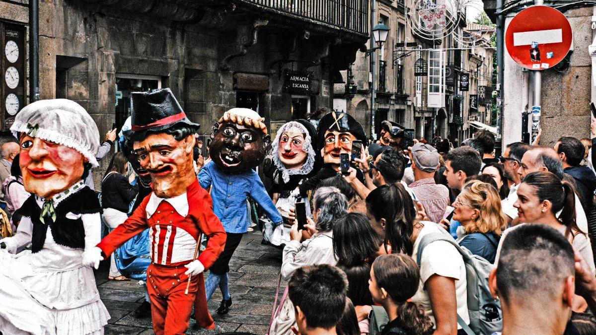 El desfile a su paso por el Toural.