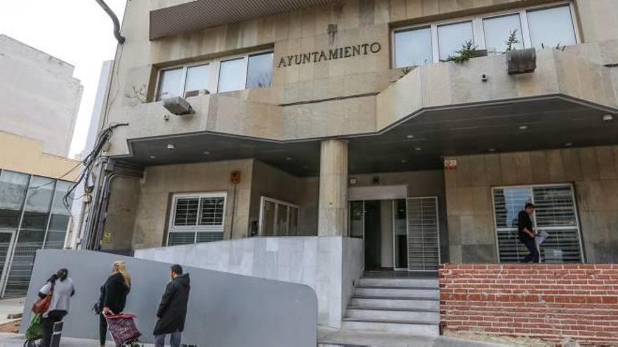 Fachada principal del ayuntamiento con la rampa y jardinera con el ladrillo sin encalar un año.