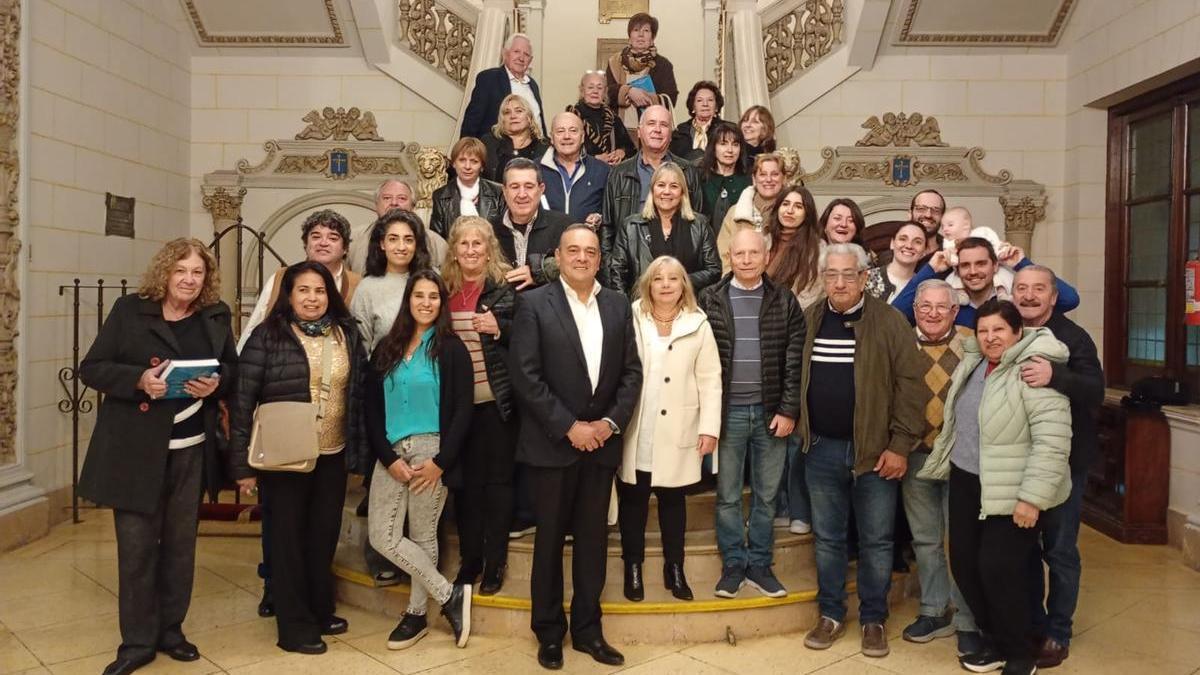 Fernando de la Puente, en el centro, junto a la presidenta del Centro Asturiano de Buenos Aires, Pilar Simón, y otros socios y miembros de la junta directiva de la institución.