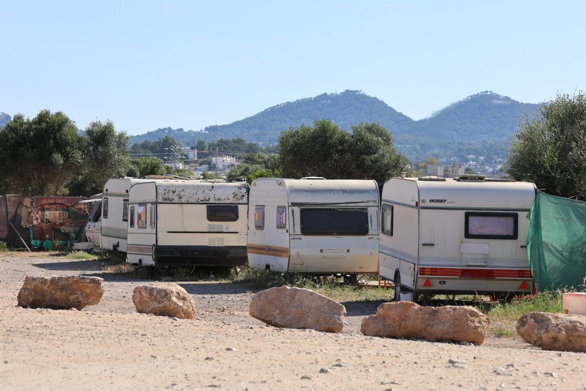 Todas las imágenes del asentamiento de caravanas en sa Jovería en Ibiza