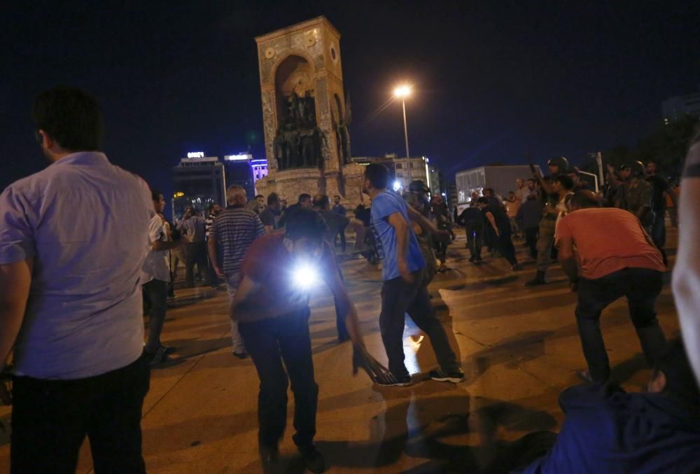 Manifestació davant el Monument a la República a la Plaça de Taksim a Istanbul,