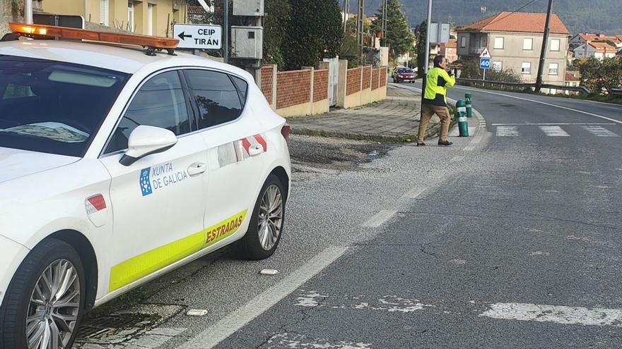 Técnico de Estradas, el martes, en la zona de cruce del último atropello. |  Gonzalo Núñez