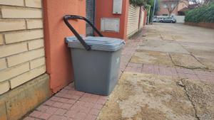 Algunos hogares todavía tenían los cubos en la calle en las horas previas a la finalización del servicio, este martes 30 de diciembre.
