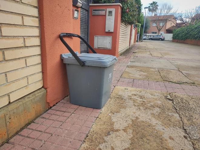 Algunos hogares todavía tenían los cubos en la calle en las horas previas a la finalización del servicio, este martes 30 de diciembre.