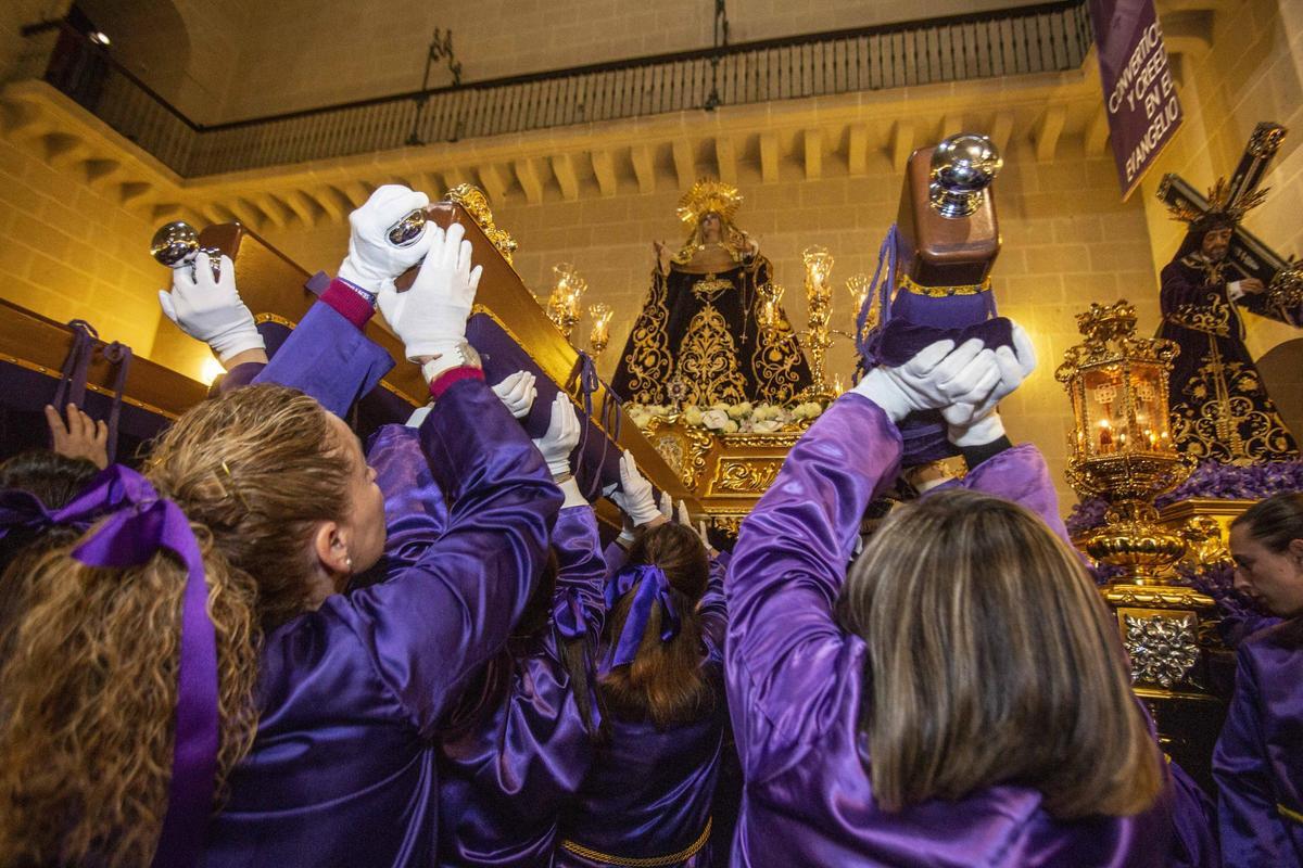 Pasión en la procesión de Nuestro Padre Jesús en la Concatedral de San Nicolás de Alicante