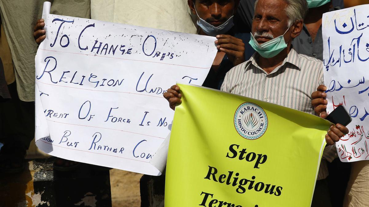 Protesta hindú en Pakistán contra los ataques que sufren por el ataque a su templo.
