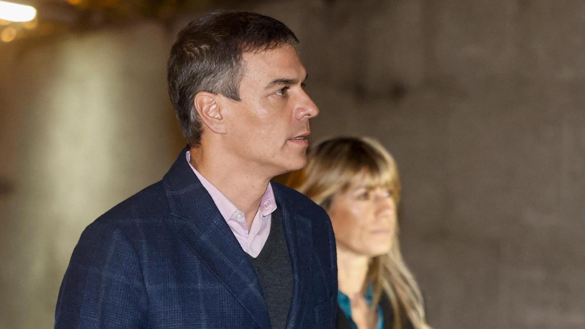 El presidente del Gobierno, Pedro Sánchez y su mujer, Begoña Gómez, en una imagen de archivo