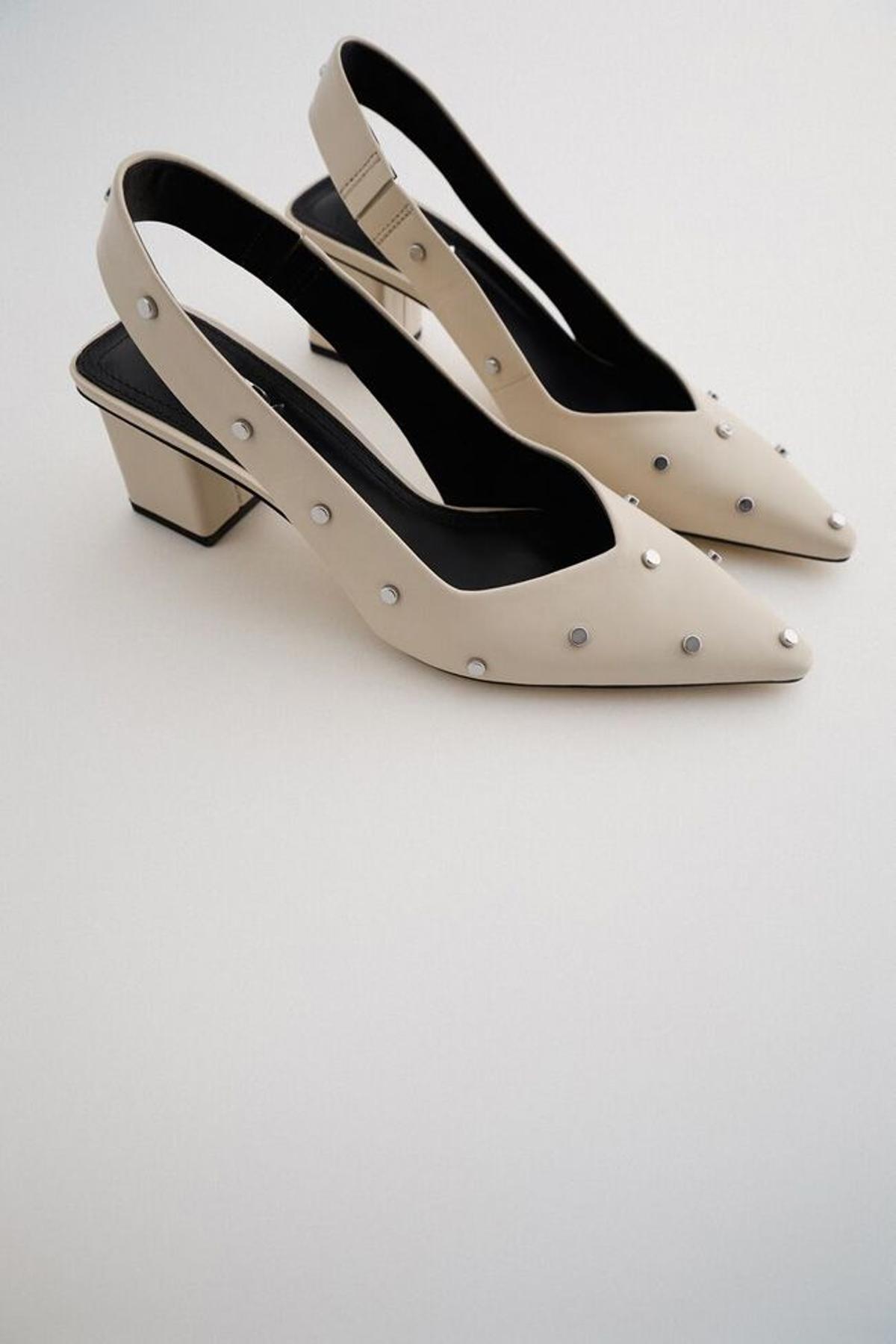 Zapato destalonado con tachas de Zara