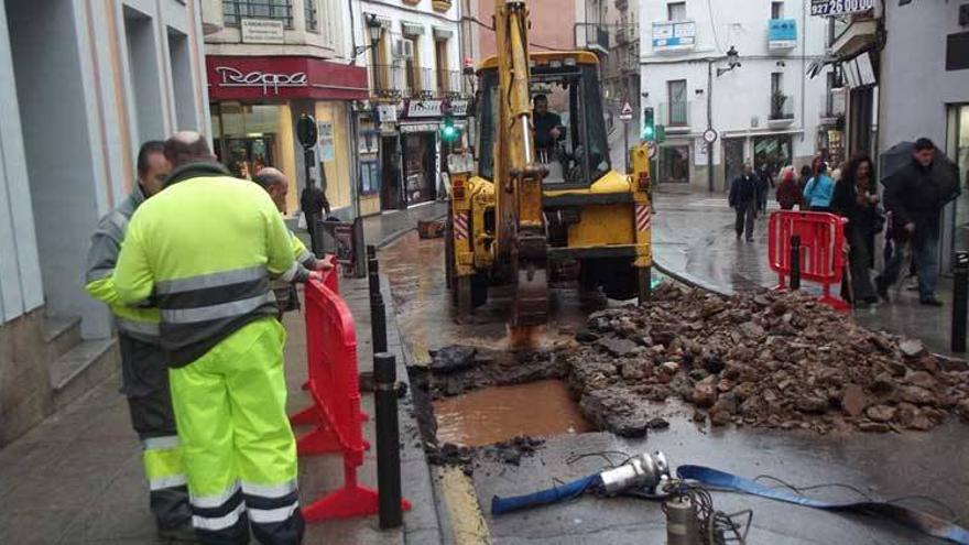 Rotura en la red de agua en la calle San Antón en Cáceres