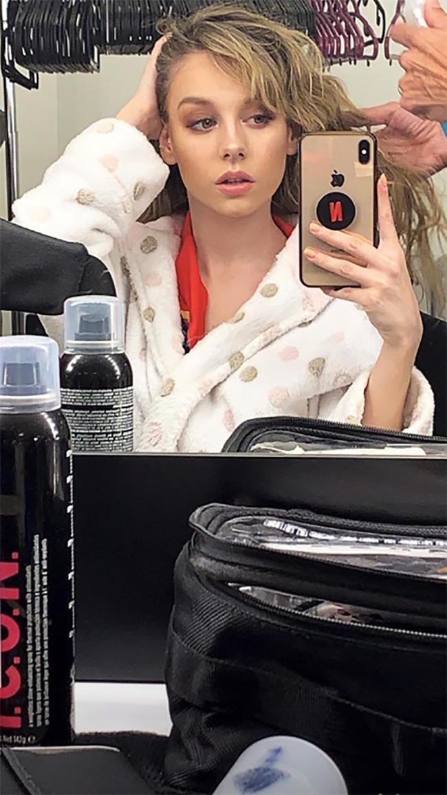 Ester Expósito, con rizos a lo Carrie Bradshaw, en una imagen compartida en sus redes sociales