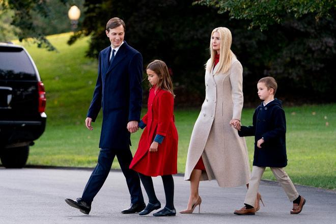 Ivanka Trump junto a su marido y dos de sus dos hijos