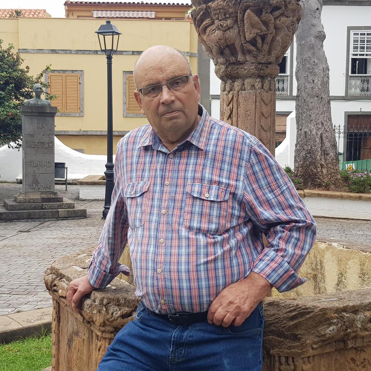 José Antonio Rodríguez, carpintero y pregonero de las fiestas de San José y la Cruz, en el parque Teresa de Bolívar de Teror.