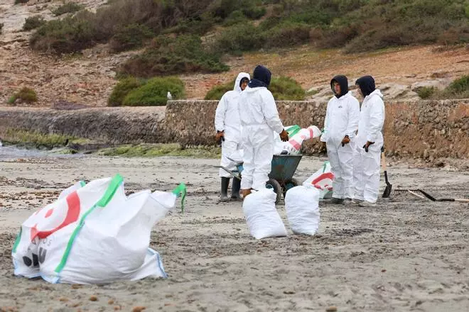Los trabajos de limpieza de los restos del yate incendiado en Ibiza, en imágenes
