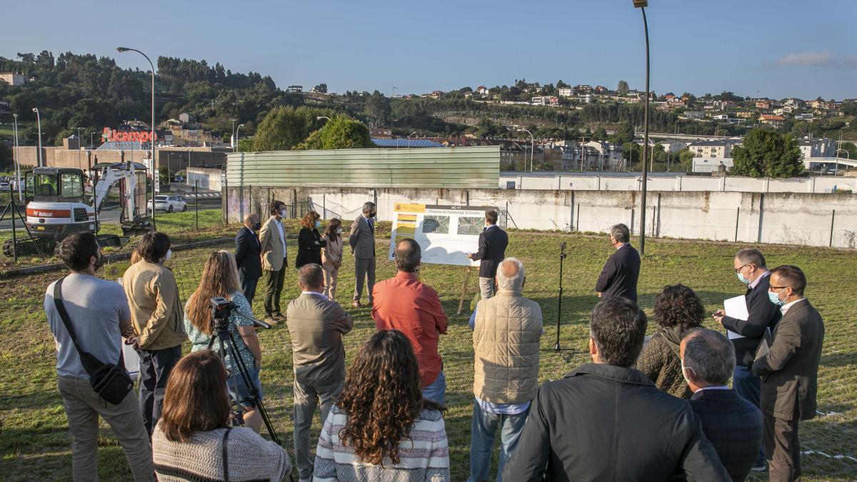 Autoridades y vecinos, hoy, en el inicio de las obras de la pasarela de Pedralonga.