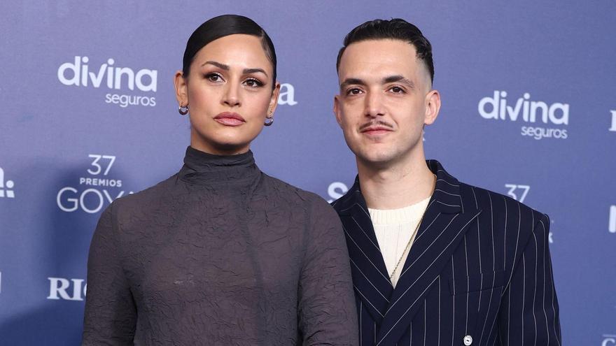 El cantante C Tangana y su pareja Rocío Aguirre posan en la alfombra roja previa a la gala de la 37 edición de los Premios Goya, en el Palacio de Congresos y Exposiciones FIBES, a 11 de febrero de 2023, en Sevilla, Andalucía (España).