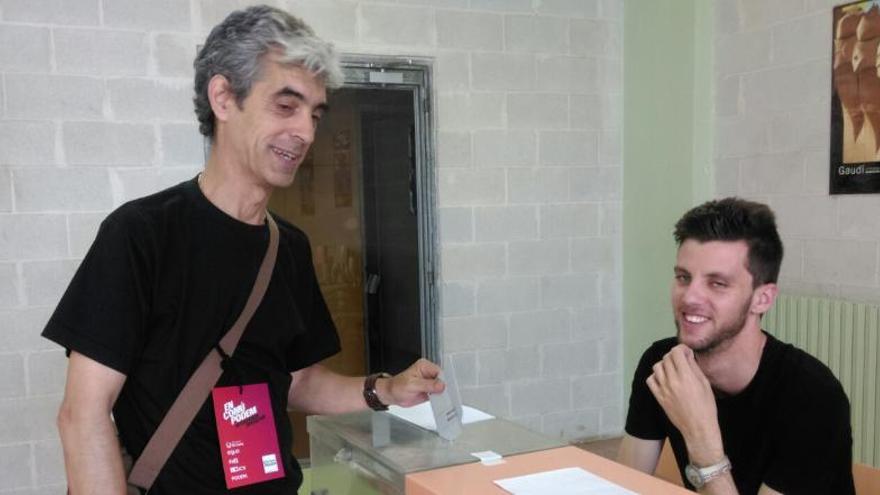 Joan Baptista Costa, d&#039;En Comú Podem, en el moment de votar.