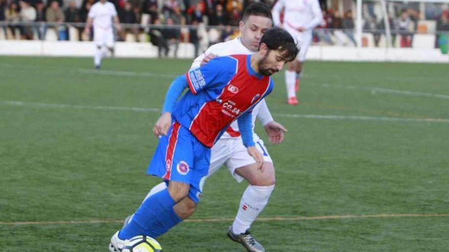 El unionista Xaco controla un balón. // Jesús Regal