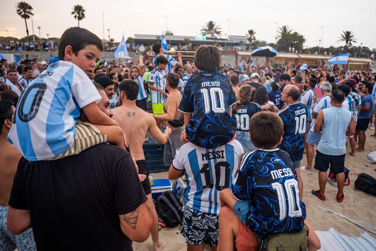 Aficionados argentinos se reúnen en la playa del Bogatell el día antes de la gran final contra España del Mundial