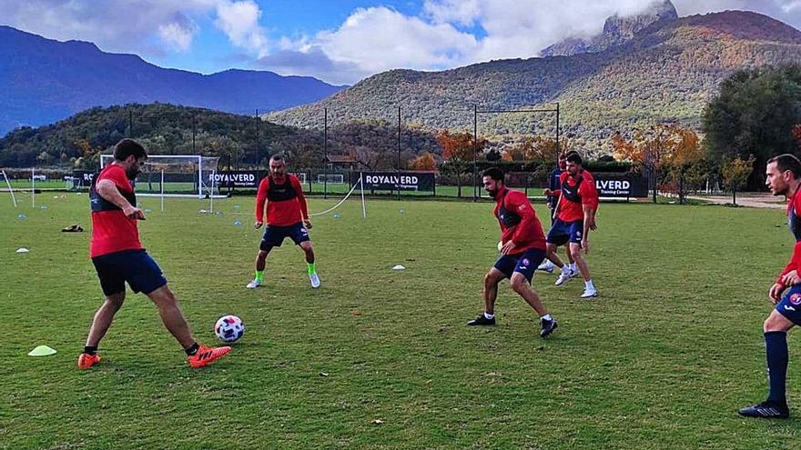 Els jugadors de l&#039;Olot durant la sessió que van fer ahir al matí a les instal·lacions de RoyalVerd a la Vall d&#039;en Bas.