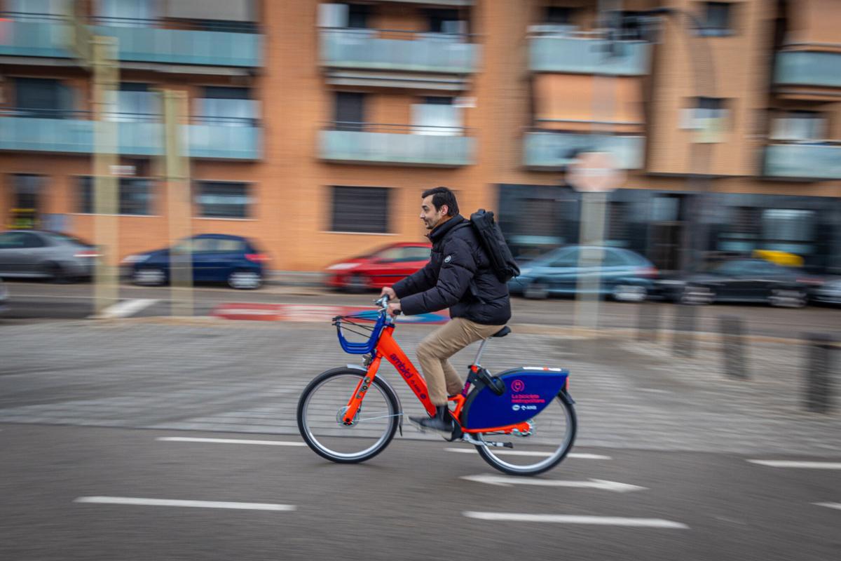 Un usuario del AMBici circulando en la primera semana del servicio, en febrero de 2023