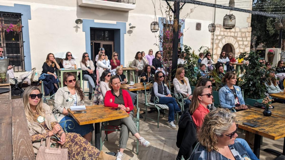 Cerca de un centenar de mujeres emprendedoras y directivas han asistido este jueves a la sexta edición de Jefazas, que ha tenido lugar lugar por la mañana, en el nuevo restaurante Santa Rita de Benicàssim.