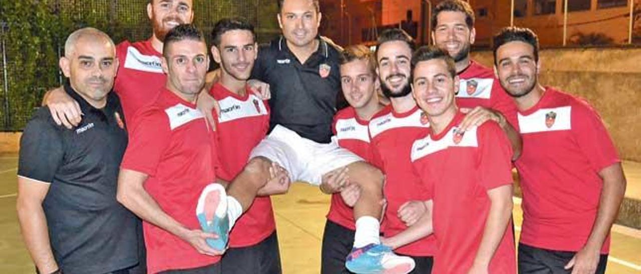 El entrenador Marc Calafell es aupado por los jugadores del Pedro Poveda amateur en la pista del club palmesano.