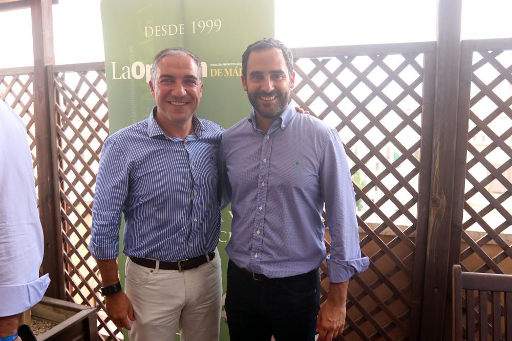 Cordial ambiente en la terraza de La Opinión, entre representantes políticos populares y socialistas a nivel regional y provincial.