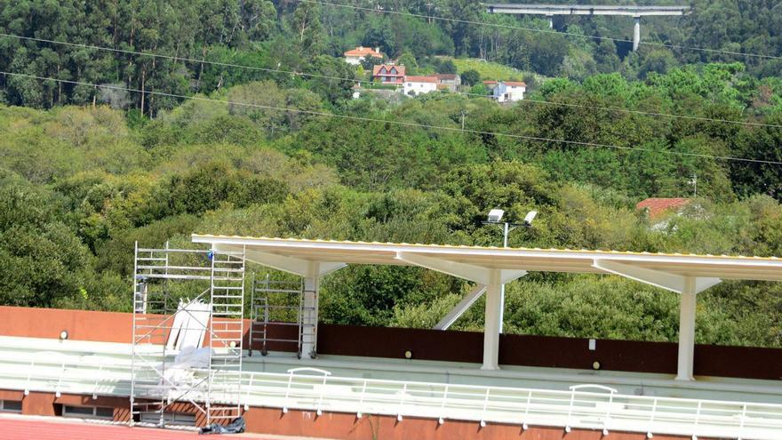 La nueva cubierta ya preside el estadio municipal de Cangas que ahora se pinta