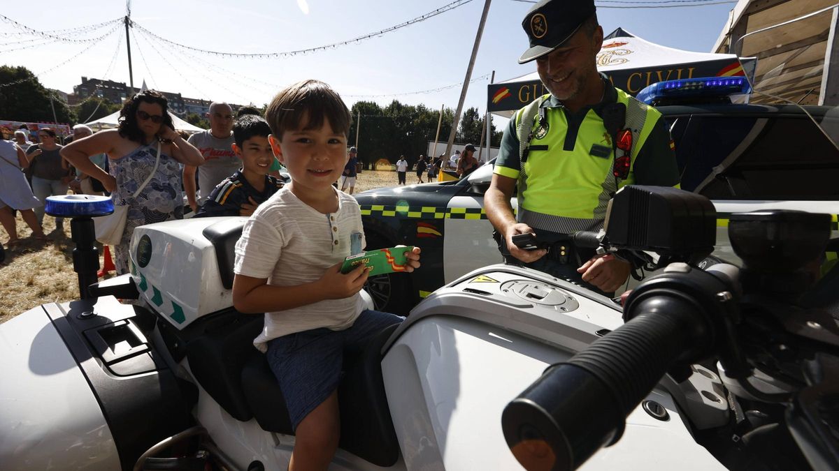 EN IMÁGENES: La Guardia Civil despierta vocaciones en Contrueces