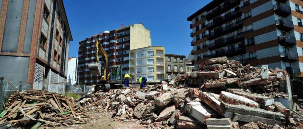 Los escombros del viejo edificio de almacenes del Puerto de Vilagarcía en O Ramal. // Iñaki Abella