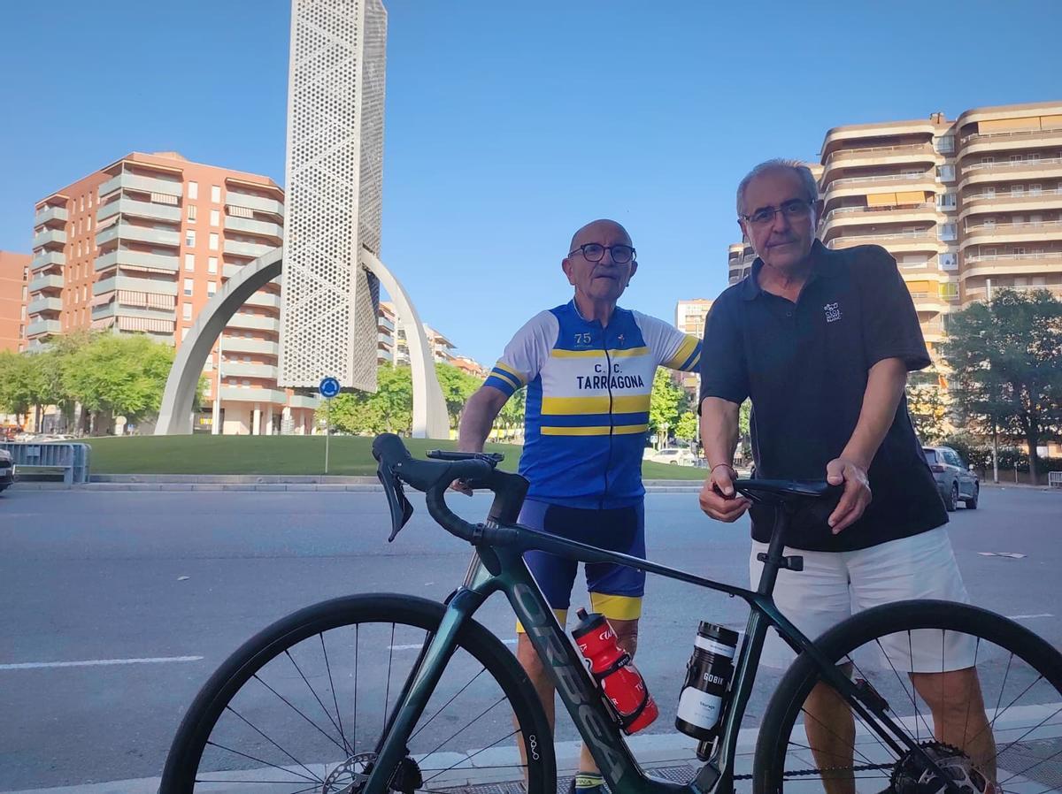 Josep M. Gornals y Diego Boss, presidentes de los clubes ciclistas de Tarragona, en la plaza de las Corts Catalanes, punto de salida de la segunda etapa del Tour, el domingo 5 de julio.