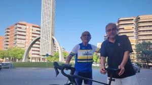 Josep M. Gornals y Diego Boss, presidentes de los clubes ciclistas de Tarragona, en la plaza de las Corts Catalanes, punto de salida de la segunda etapa del Tour, el domingo 5 de julio.