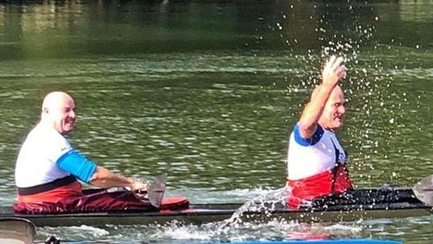 Maxi Llamedo celebra haber completado su reto, con Juan Carlos Sierra detrás.