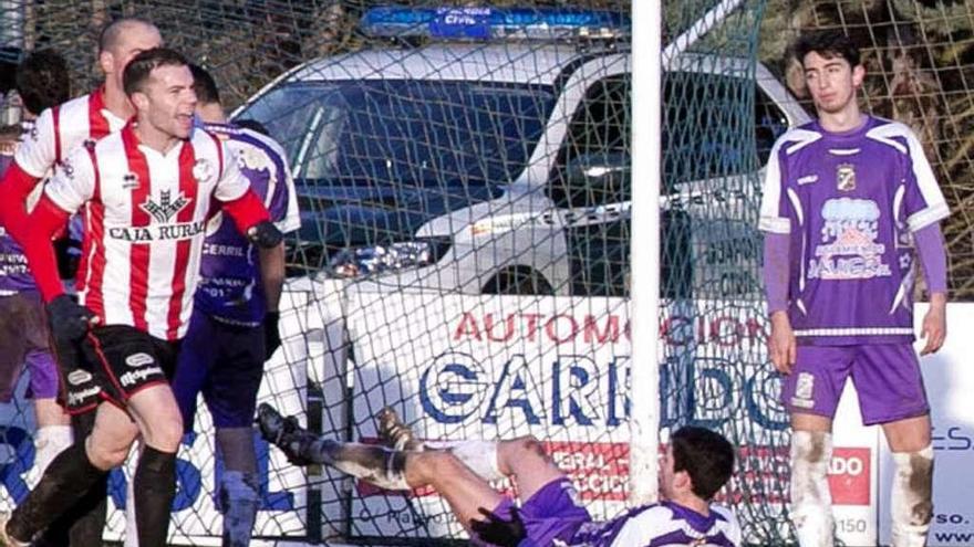 Charly y Silveira celebran el gol de Encinar, ayer en Becerril.
