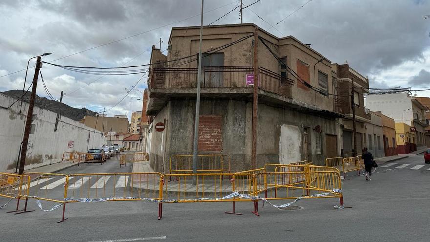 Vecinos del barrio Estación de Elda sobre la casa en ruinas: &quot;Estamos deseando que la tiren&quot;