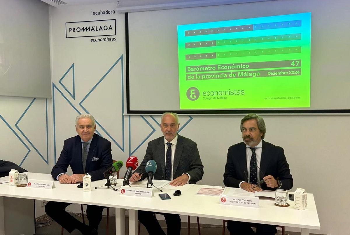 Antonio Pedraza, Manuel Méndez y Javier Font, este miércoles en el Colegio de Economistas de Málaga.