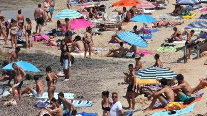 Turistas en una playa de Ibiza este verano.