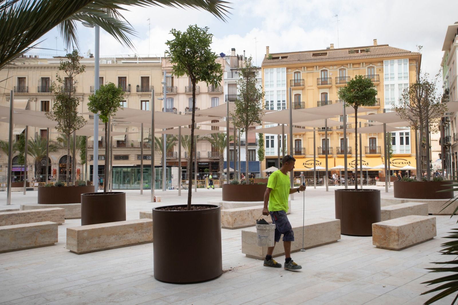 Retiran las lonas de las plaza de la Reina a la espera de su apertura