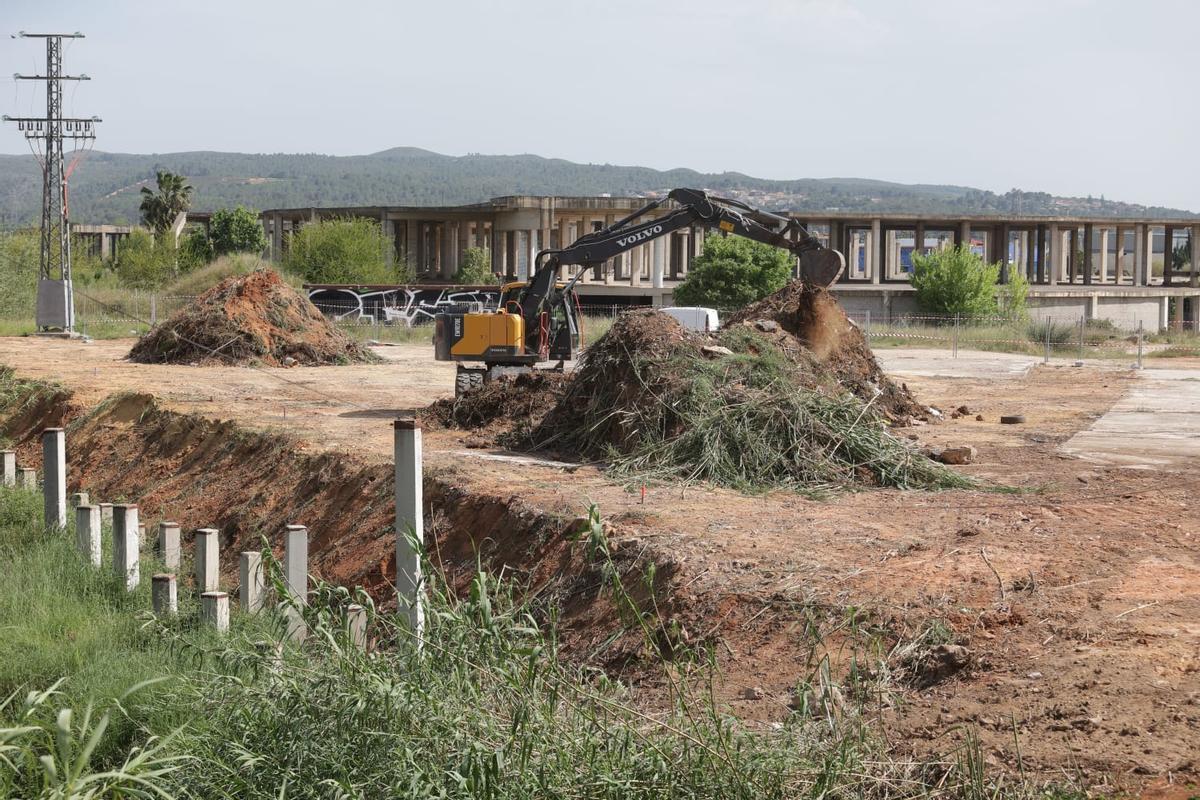 Las máquinas ya trabajan en la construcción del nuevo Pont de Xàtiva junto al barranco de la Casella.