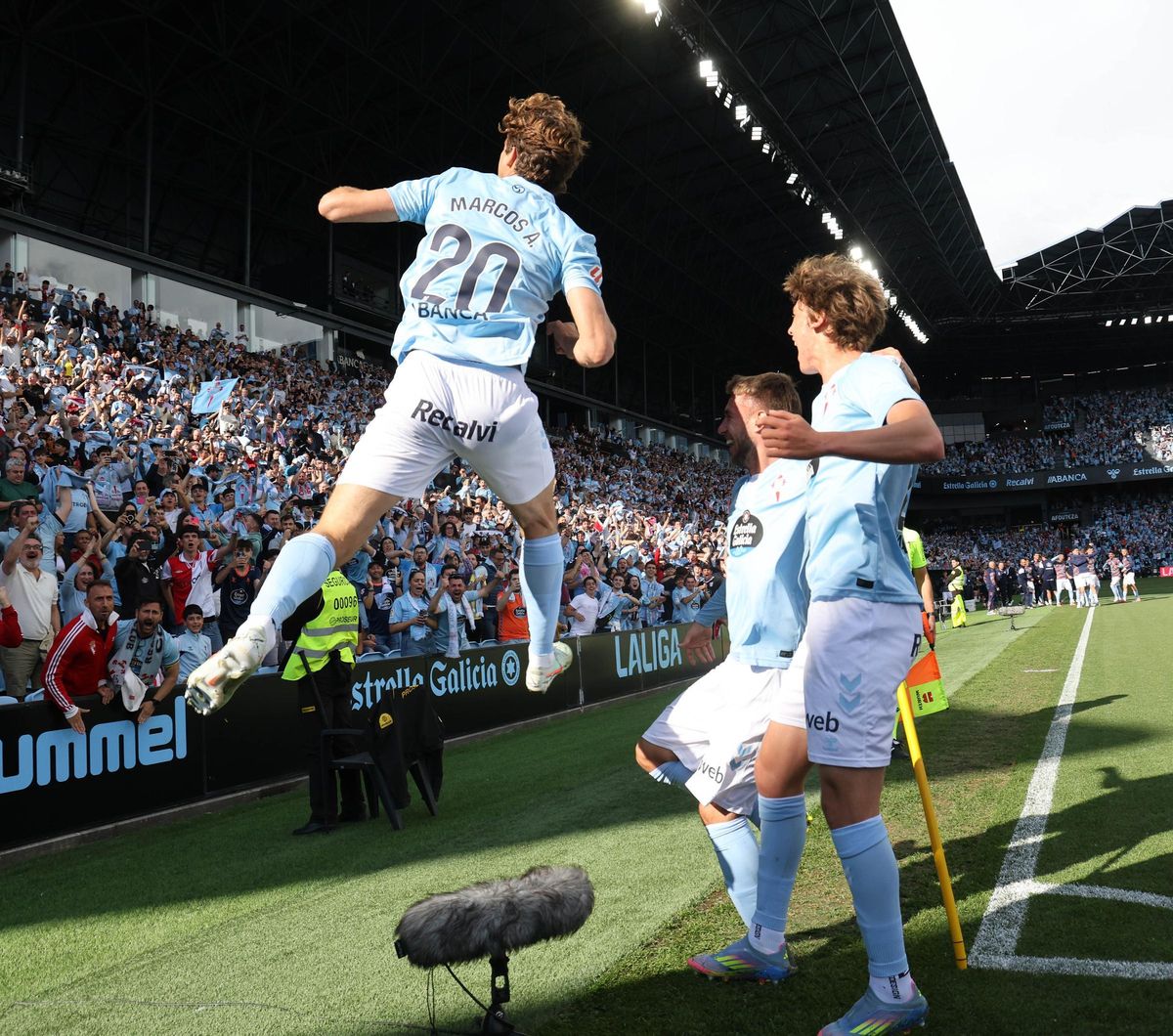Marcos celebra un gol en Balaídos.